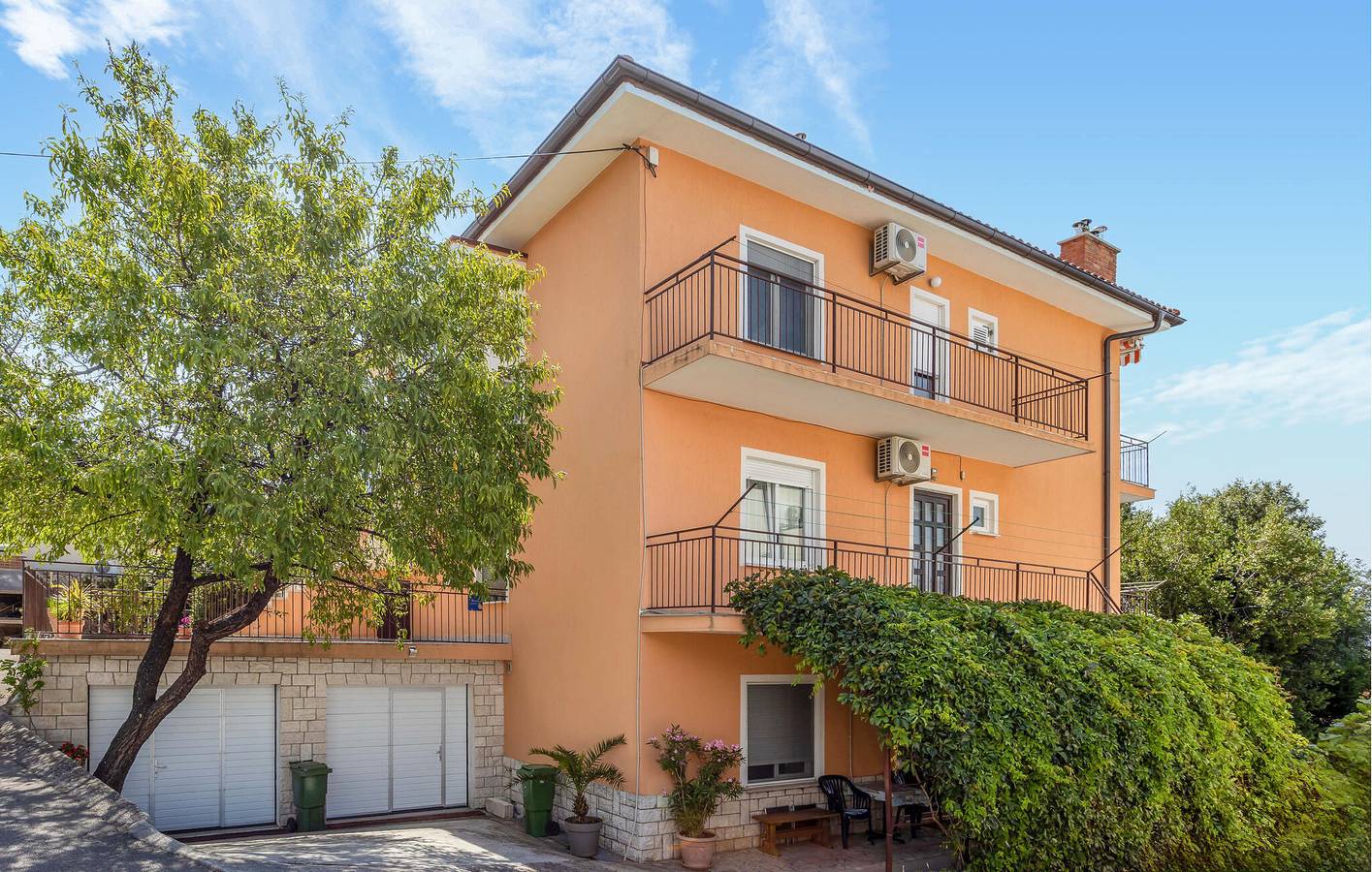 Ganze Ferienwohnung, Gemütlich, 2 km vom Strand entfernt: WLAN, Klimaanlage, Parkplatz und Terrasse! in Novi Vinodolski, Primorje-Gorski Kotar