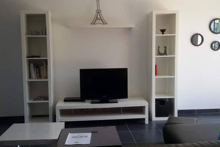 Gîte pour 8 personnes, avec terrasse ainsi que jardin et piscine, animaux acceptés à Averdon - 4