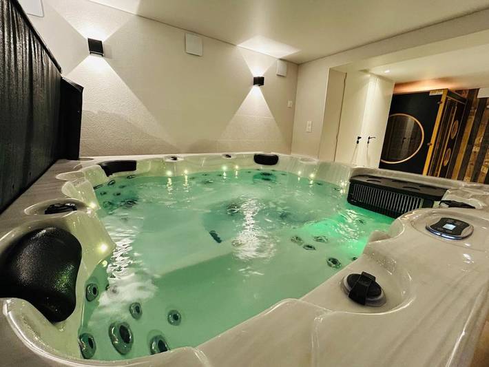 Location de vacances pour 7 personnes, avec Jacuzzi et Terrasse ainsi que Jardin et Sauna à Beaumont-la-Ronce