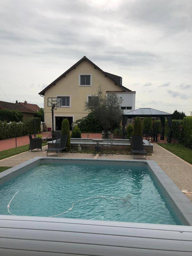 Maison de vacances pour 12 personnes, avec Balcon et Jacuzzi ainsi que Terrasse et Jardin à Digoin