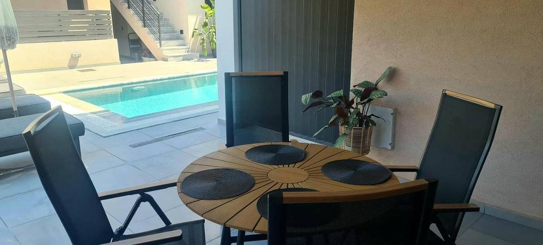 Ferienwohnung für 5 Personen, mit Terrasse und Pool sowie Ausblick