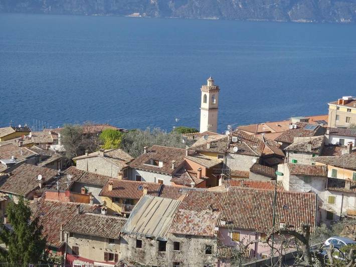 Ferienwohnung für 5 Personen, mit Balkon und Terrasse sowie Garten und Seeblick in Castelletto di Brenzone