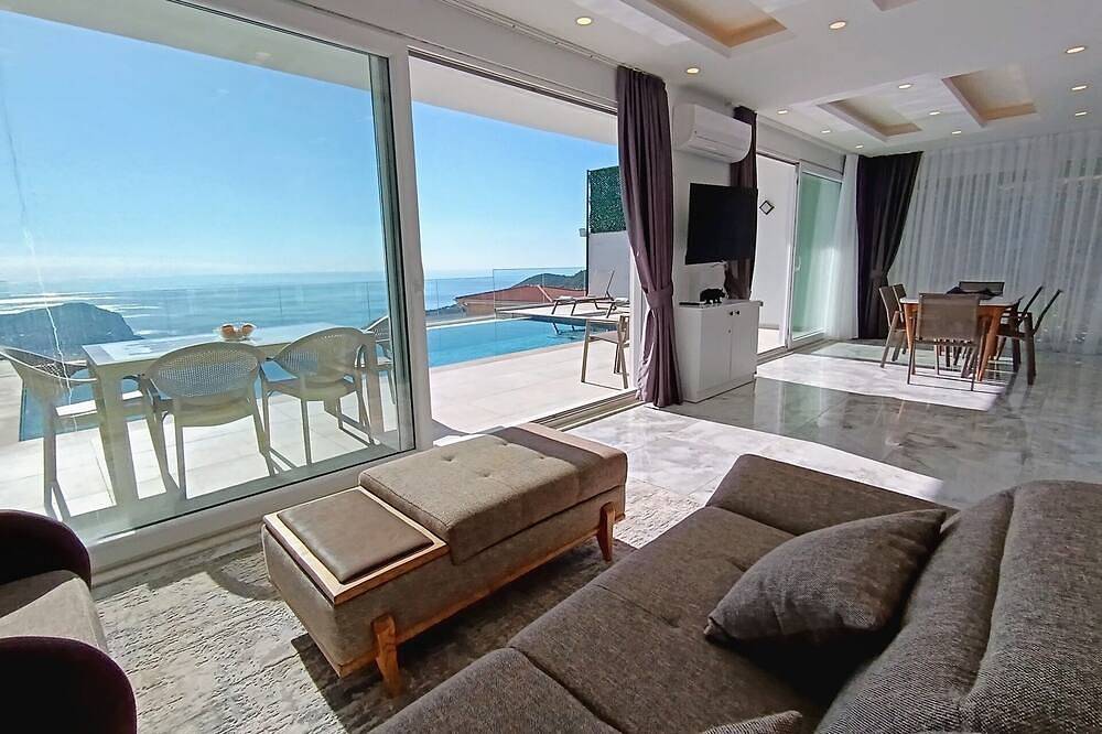 Luxury Escape with Stunning Views & Heated Jacuzzi, Alanya Villa 1002 in Alanya, Antalya Province