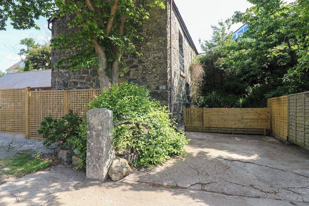 Oofoo’S Barn, pet friendly, character holiday cottage in Mullion in Mullion, Cornwall