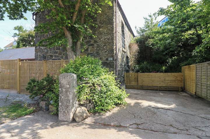 Log cabin for 2 people, with garden in Mullion