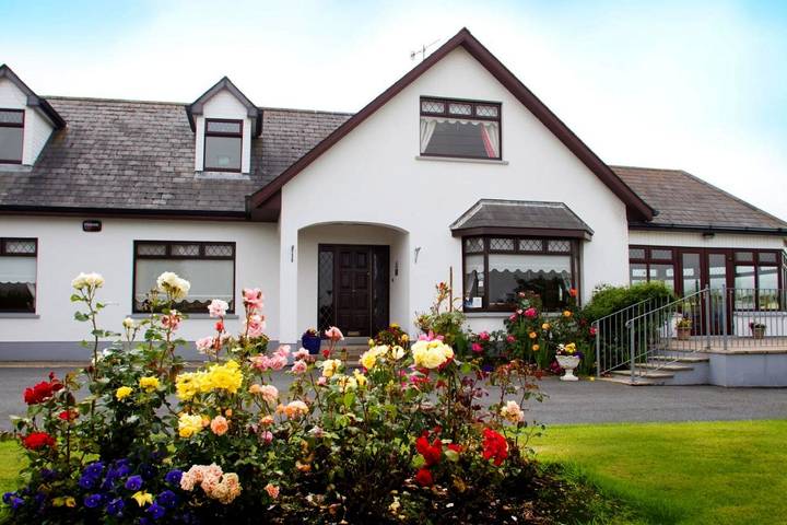 Bed & breakfast for 3 people, with Terrace and Garden as well as View in Dundalk