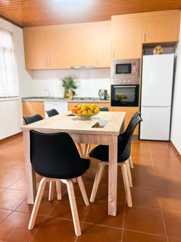 Location de vacances pour 4 personnes, avec vue et jardin dans Riba de Mouro