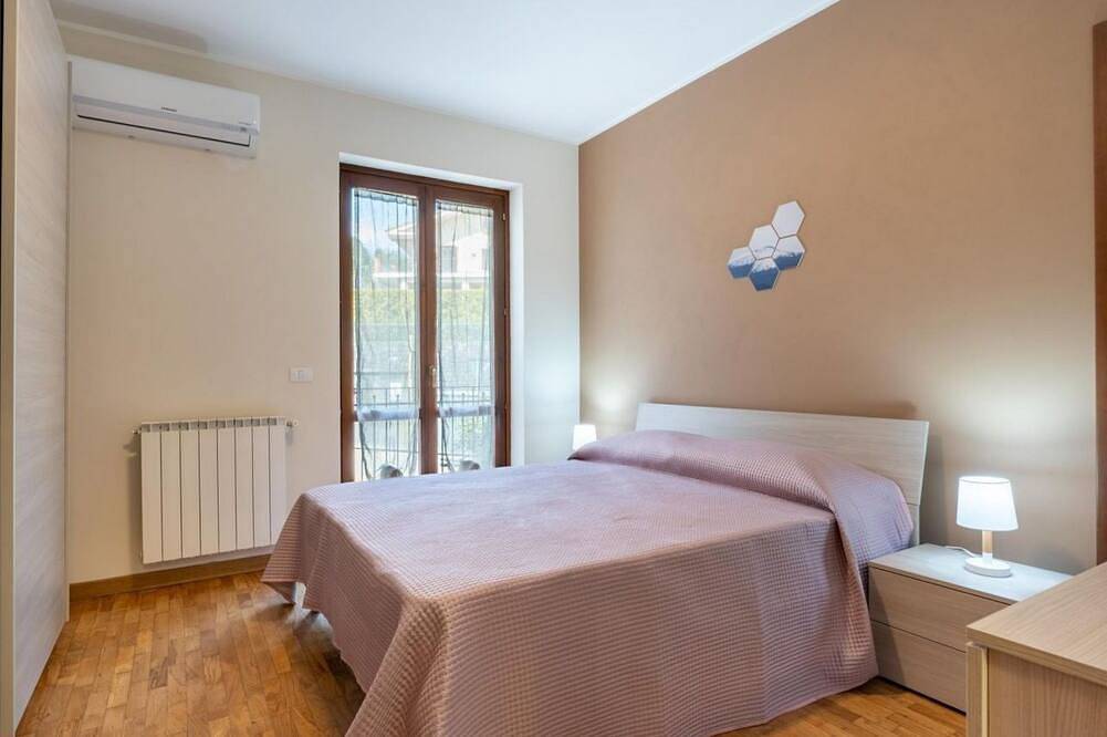 Apartamento entero, A cozy and spacious 110 square meters apartment, perfect for three people, located on the ground floor of a modern building.The property is located in Nicolosi, a town in the province of Catania located on the southern slopes of Mount Etna, making it an in Nicolosi, Etna