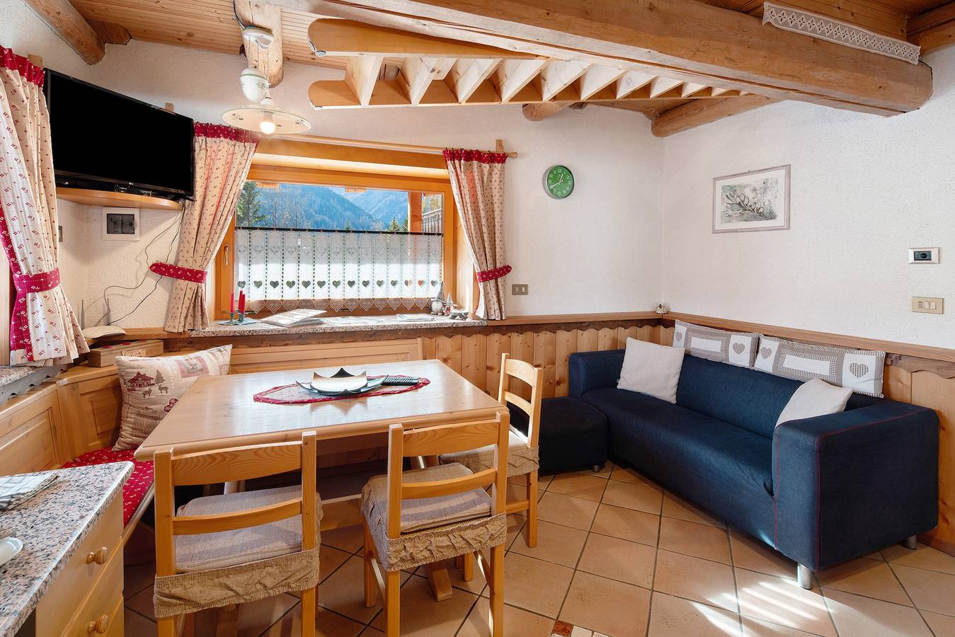 Ganze Wohnung, Ferienwohnung 'Darecoi' mit Bergblick, Gemeinschaftsgarten und Wi-Fi in Falcade, Dolomiti Superski