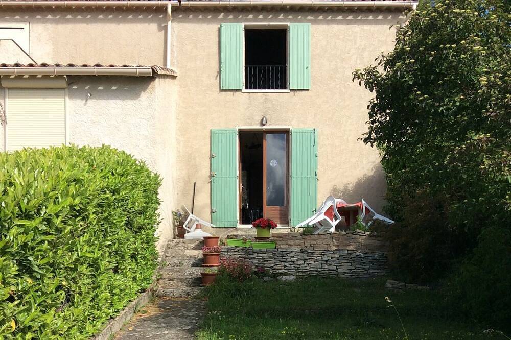 Maison simple ou rien ne manque pour passer un moment agréable en famille . in Vachères, Regionaler Naturpark Luberon