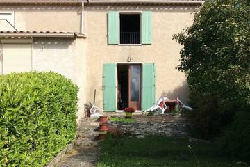 Gîte pour 4 personnes, avec terrasse et jardin à Vachères