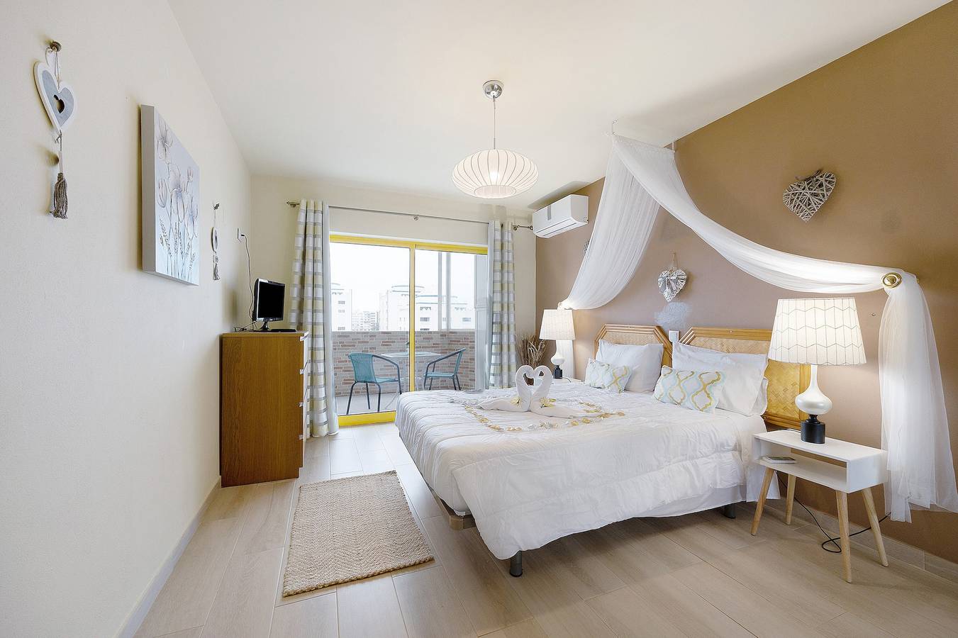 Apartamento inteiro, Apartamento de férias "Karol Vaz" com varanda, piscina partilhada e Wi-Fi in Praia da Rocha, Portimão