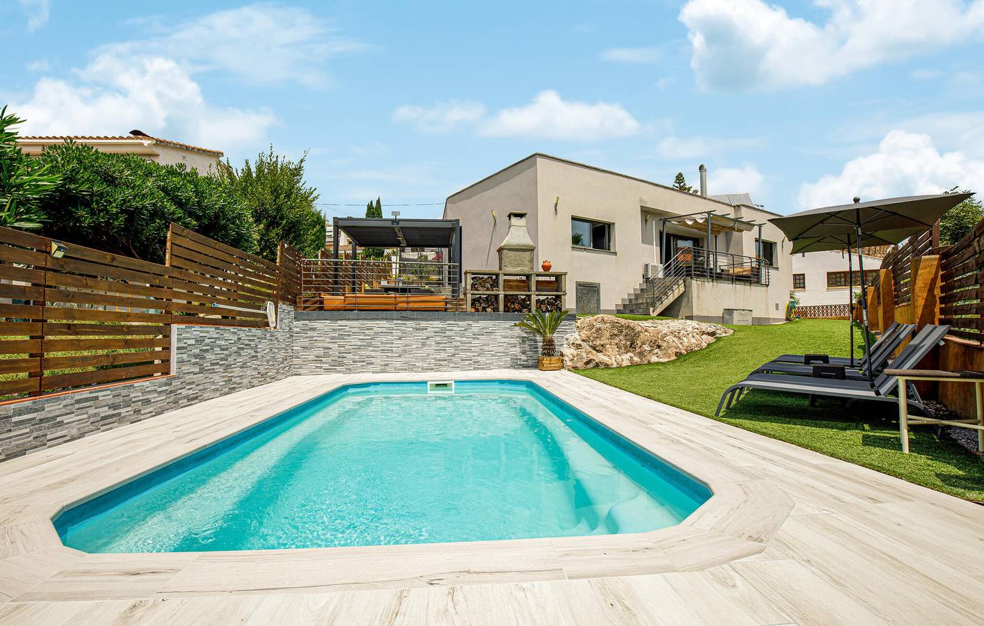 Terraza junto a la piscina: Apartamento de lujo de 160m2. A 1km de la Playa de Santa Susanna in Santa Susana, Costa del Maresme