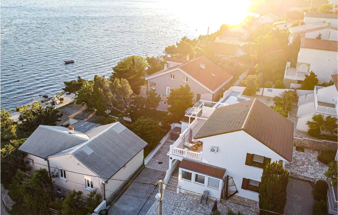 Ganze Ferienwohnung, Gemütliche 1-Zimmer-Wohnung an der Küste mit Terrasse und WLAN in Cesarica, Naturpark Velebit