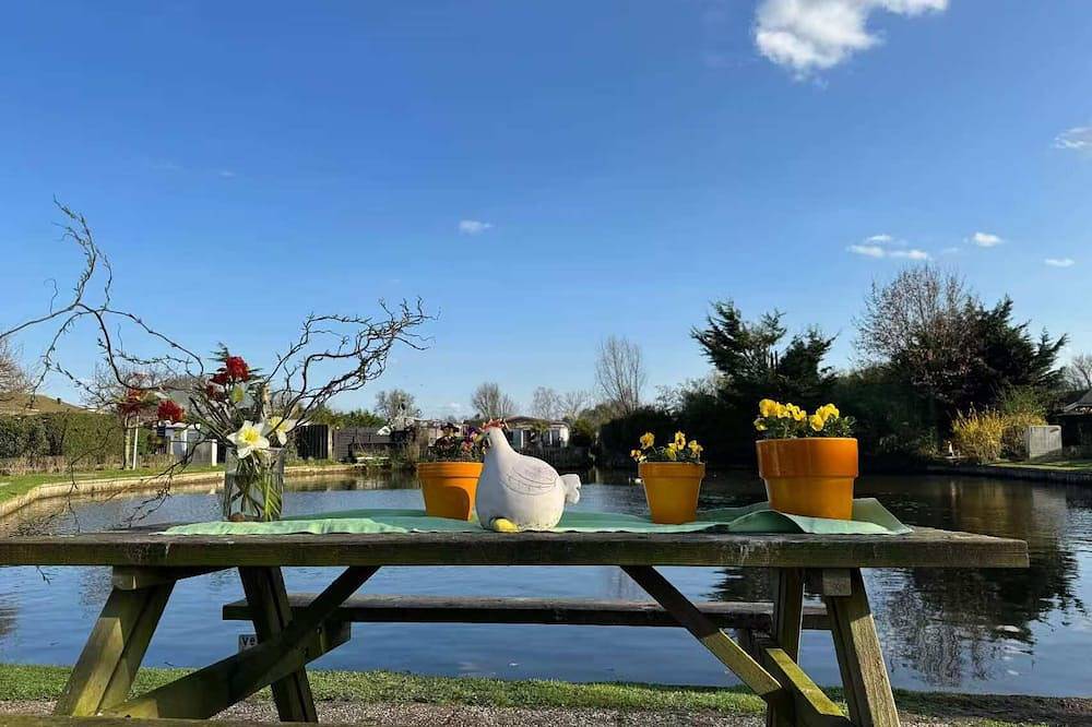 Serene Lake View Bungalow with Private Garden in Den Haag, Stadsgewest Haaglanden