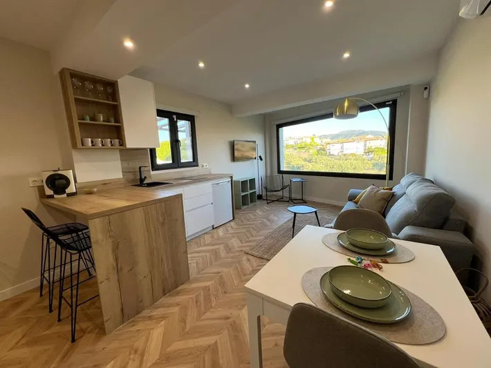 Apartamento de vacaciones para 4 personas, con vistas además de piscina y jardín - 1