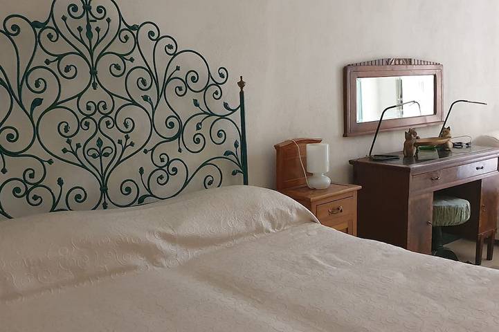 Casa indipendente con ampio terrazzo attrezzato animali domestici sono benvenuti in Bosa, Planargia