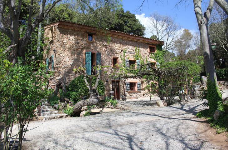 Gîte pour 8 personnes, avec jardin et terrasse ainsi que vue sur le lac et piscine