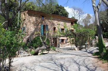 Gîte pour 8 personnes, avec terrasse et piscine ainsi que vue sur le lac et jardin à Trans-en-Provence