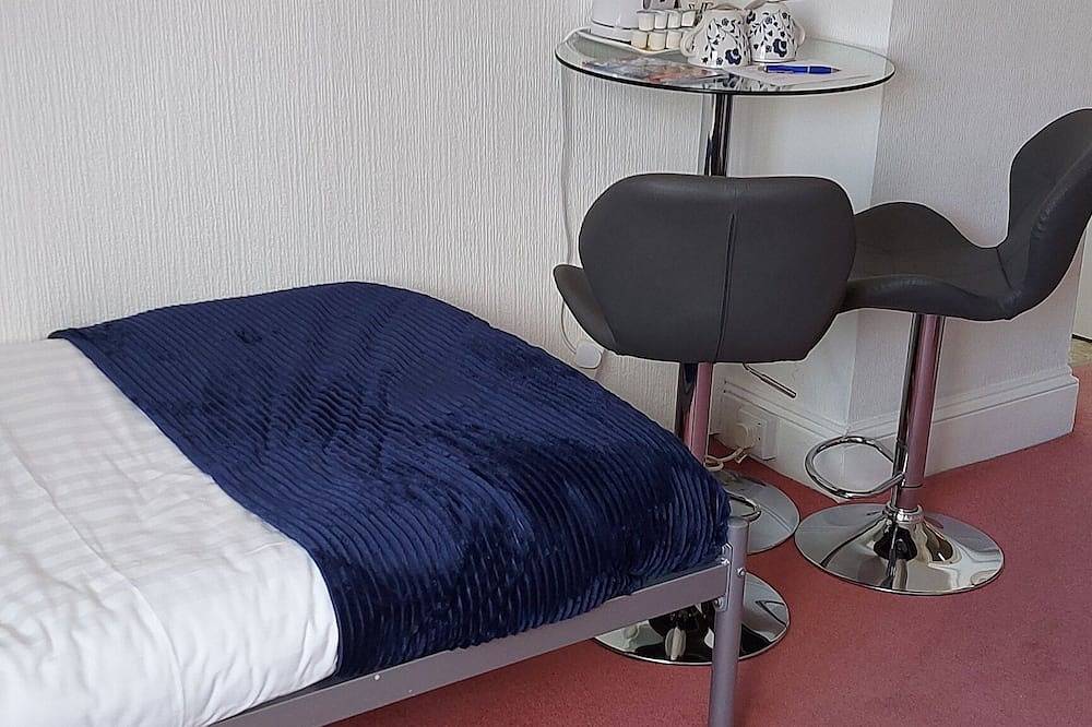 A family room with en-suite shower room in Paignton, Torbay