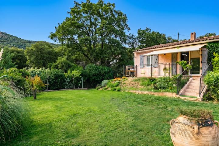 Vakantiehuis voor 4 personen, with Terras and Tuin as well as Zwembad in Le Plan-de-la-Tour