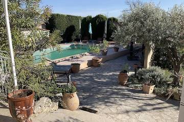 Gîte pour 6 personnes, avec jardin et terrasse à Cabrières-d'Aigues