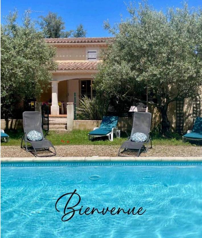 Location de vacances pour 10 personnes, avec Terrasse ainsi que Jardin et Piscine à Saint-Julien-de-Peyrolas