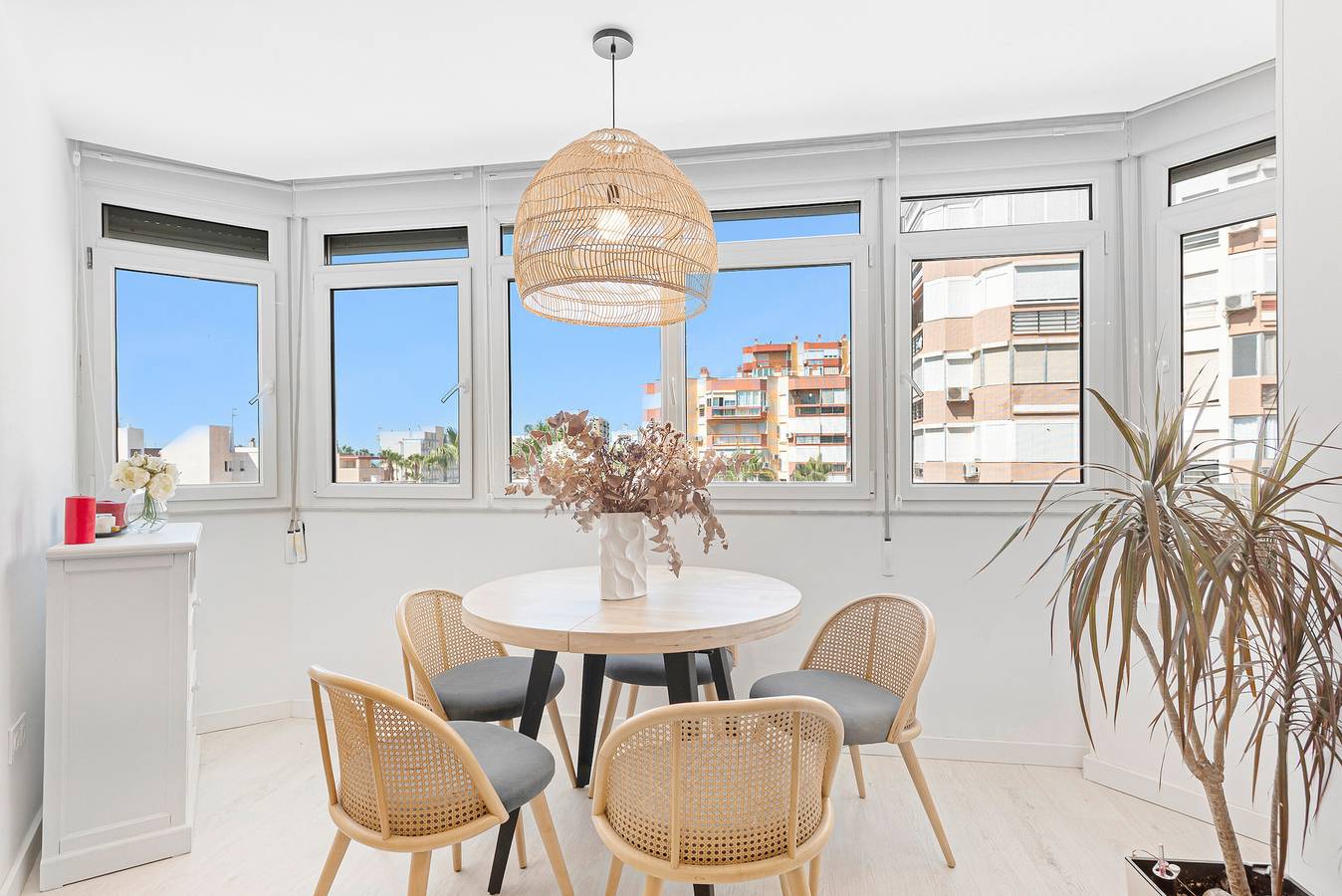 Entire apartment, Apartment 'Plazamar' with Shared Pool, Wi-Fi and Air Conditioning in Playa de Torre del Mar, Torre del Mar
