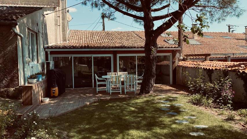 Location de vacances pour 7 personnes, avec vue ainsi que piscine et jardin à Semussac - 3