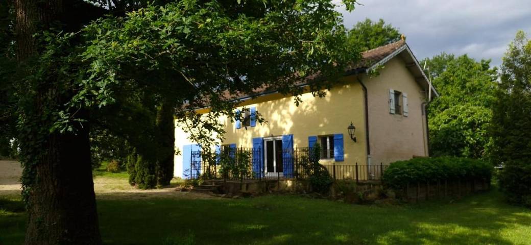 Location de vacances pour 6 personnes, avec vue ainsi que jardin et piscine, adapté aux familles à Panjas