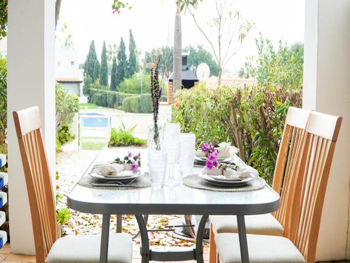 Appartement de vacances pour 6 personnes, avec jardin ainsi que terrasse et piscine