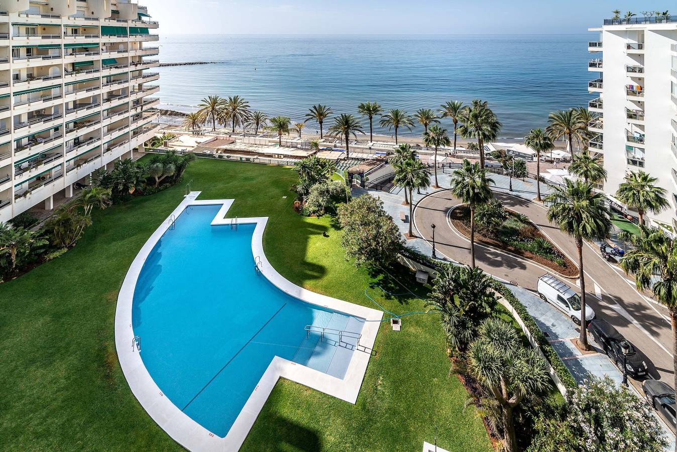 Appartement entier, Appartement "Edificio Caesar Imperator" avec vue mer, piscine, Wi-Fi et jardin. in Playa de la Fontanilla, Marbella