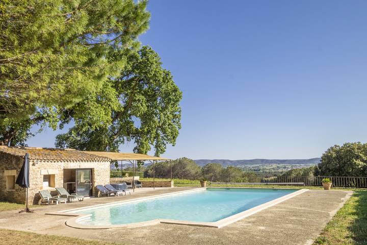 Gîte pour 4 personnes, avec terrasse ainsi que jacuzzi et jardin dans le Gard