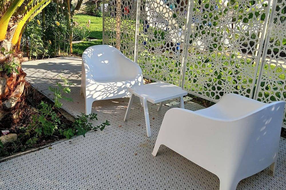 Entire apartment, Le Chat Bleu apartment, adjoining owner's house shared garden in Beauvoir-sur-Mer, Vendée