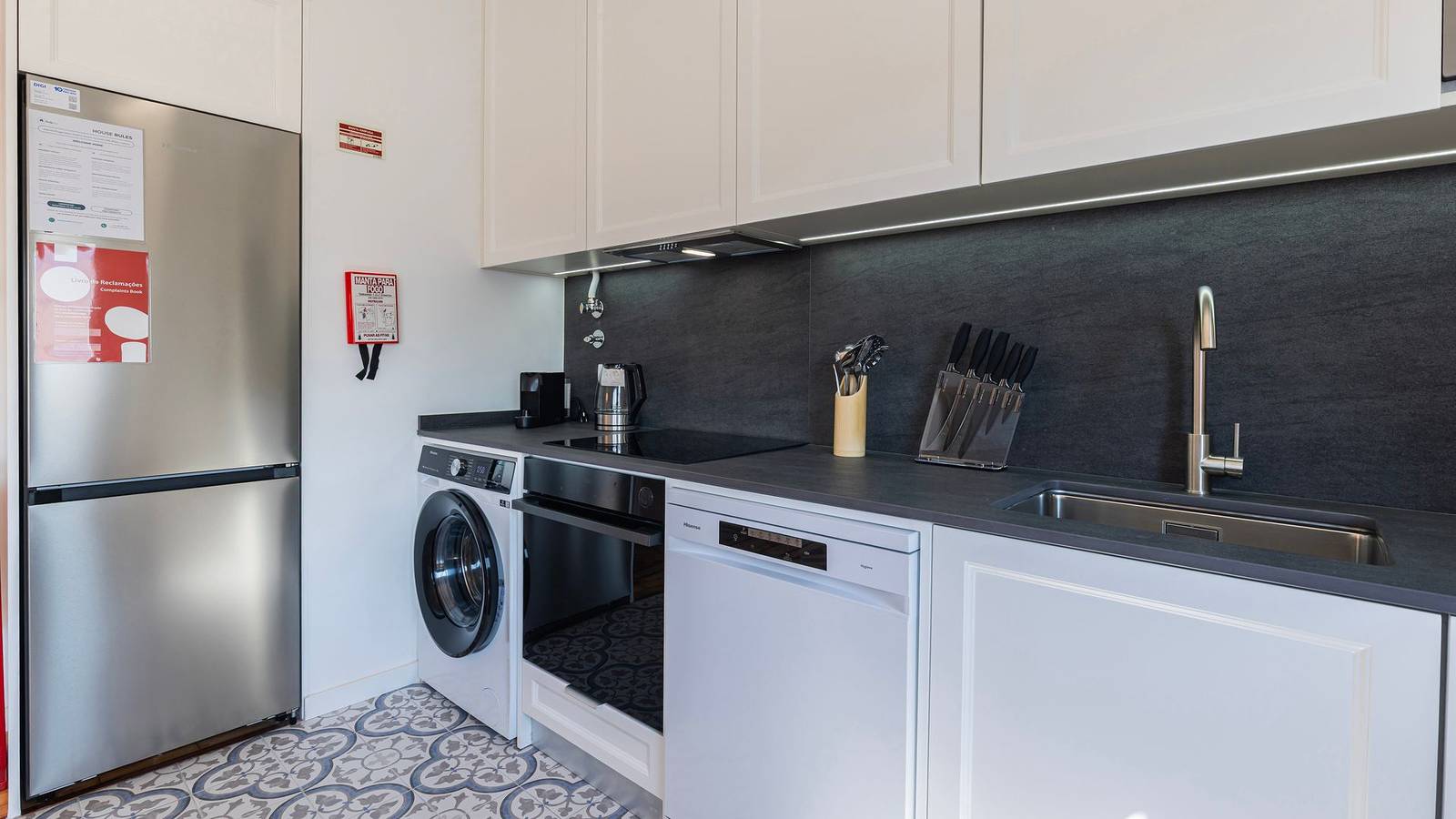 Appartamento intero, Stunning 3Bdr Flat w/ Balcony & Ac by Lovelystay in Cascais e Estoril, Costa de Lisboa