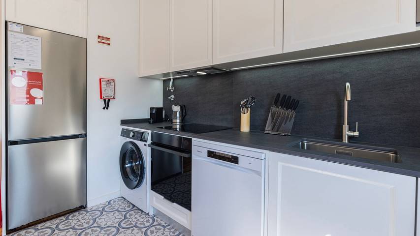 Appartement entier, Stunning 3Bdr Flat w/ Balcony & Ac by Lovelystay in Cascais e Estoril, Costa de Lisboa