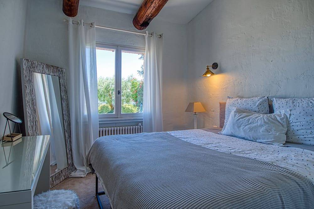 Villa Avec Terrain de Tennis Privé et Piscine in Cucuron, Regionaler Naturpark Luberon