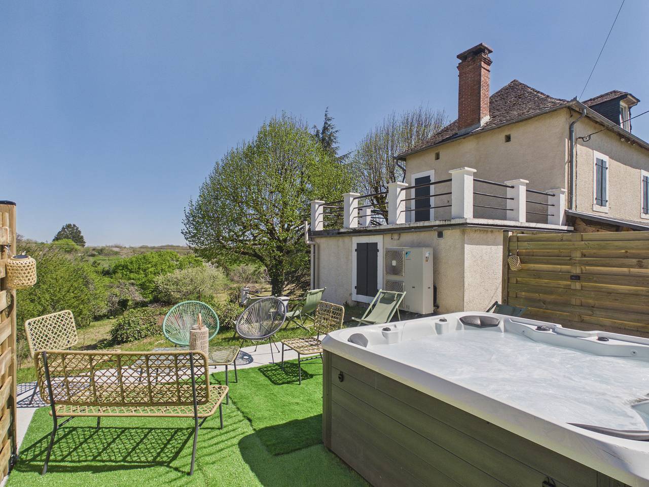Grand jardin, terrasse et jacuzzi - maison pour 7 in Terrasson-Lavilledieu, Périgord Noir