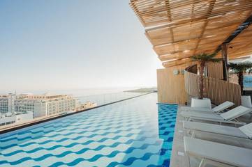 Hôtel pour 4 personnes, avec piscine et balcon ainsi que jacuzzi et sauna dans Qawra