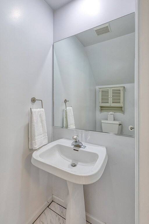 \"Blue Bungalow\" ~ 2 Schlafzimmer Reihenhaus in Truman Annex Community mit Pool! in Key West, Lower Keys