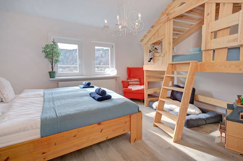 \"Schwarzwaldhaus mit Schlossblick\" mit 230qm, Garten, Terrassen & Hot Tub in Neuenbürg, Nordschwarzwald