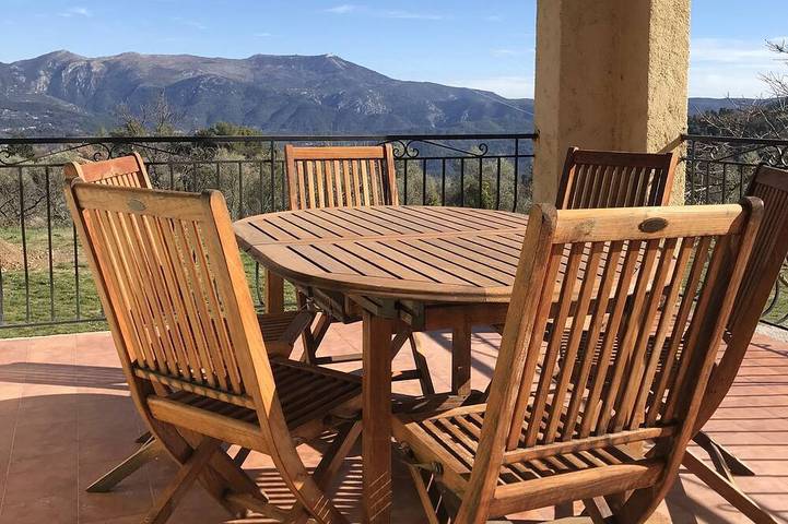 Location de vacances pour 6 personnes, avec terrasse à Châteauneuf-Villevieille