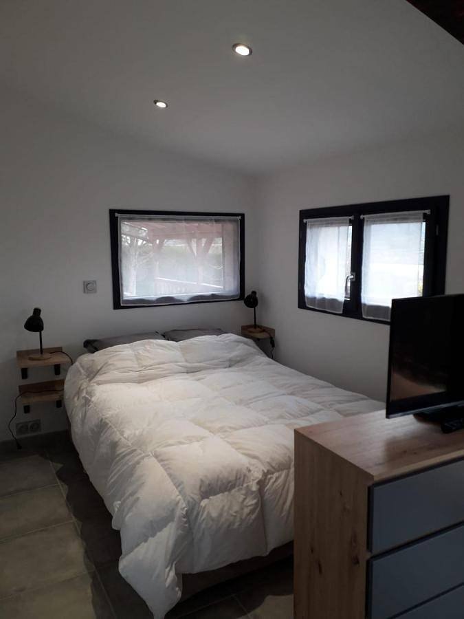 Gîte pour 2 personnes, avec piscine ainsi que vue et balcon dans Lac de Paladru - 4