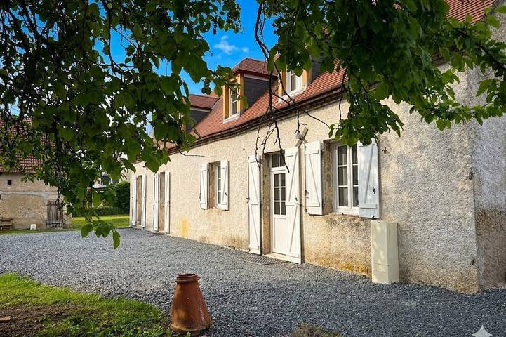 Gîte pour 10 personnes, avec jardin à Rongères