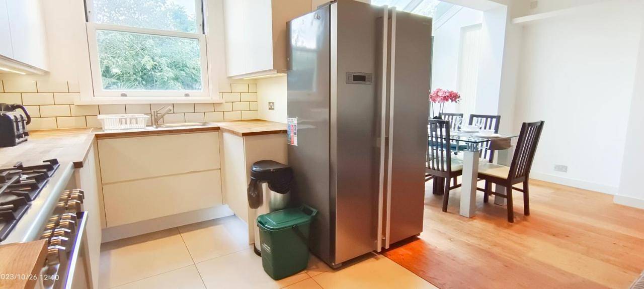 4 Bedroom House with Garden and Parking in Acton in Ealing, London