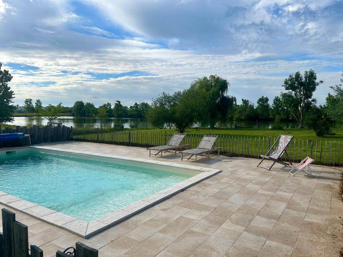 Ferme rénovée 6 chambres, vue sur lac et piscine in Castet-Arrouy, Gers