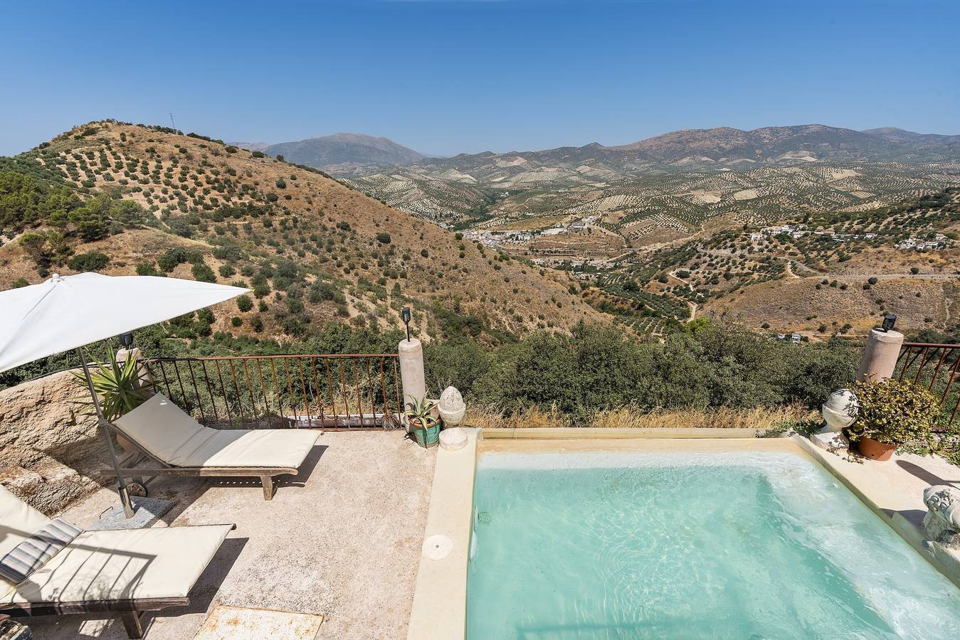 Casa de vacaciones 'Ermita De Las Eras' con vistas a la montaña, Wi-Fi y aire acondicionado in Algarinejo, Provincia de Granada