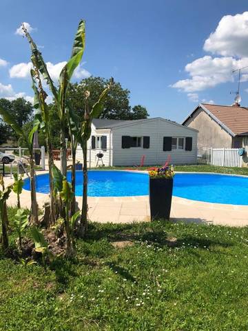 Gîte pour 4 personnes, avec vue ainsi que jardin et piscine dans Velet