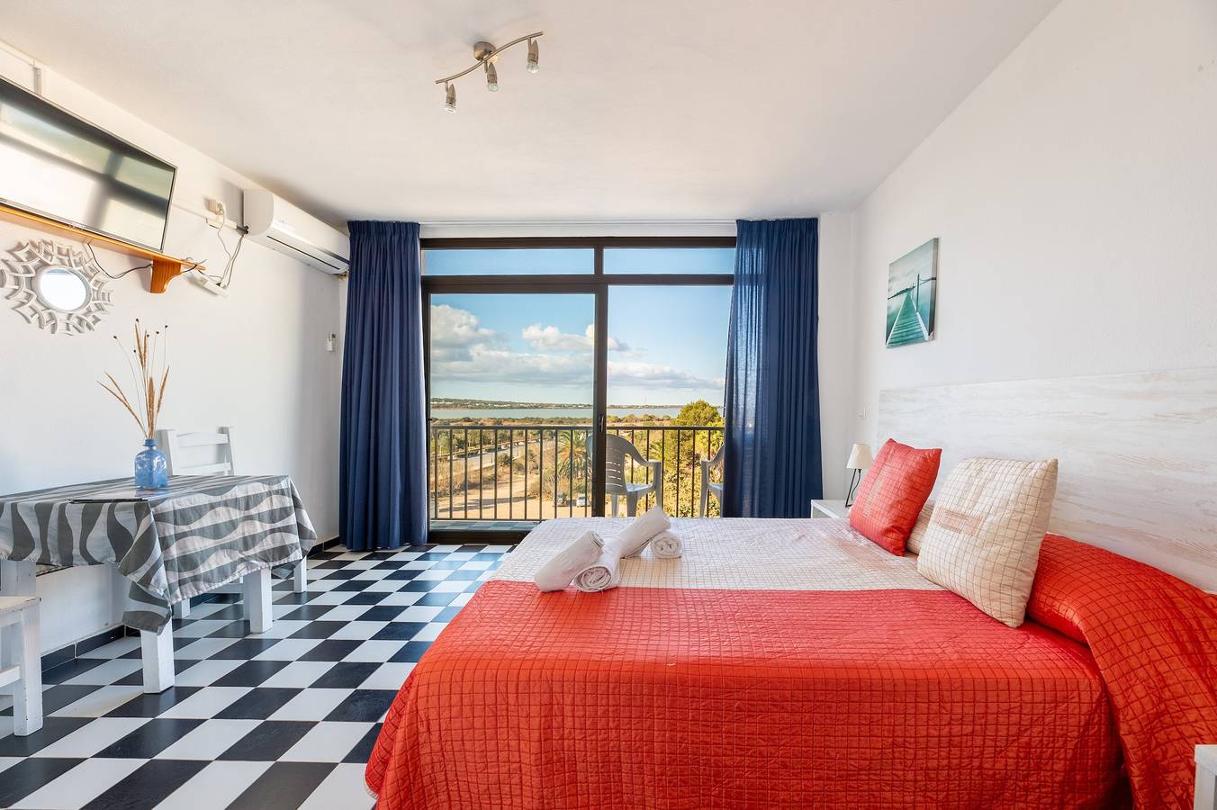 Apartamento entero, Apartamento 'Estudio Mirada 304' con vistas al lago, Wi-Fi y aire acondicionado in Es Pujols, Formentera
