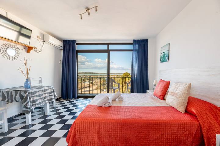 Ferienwohnung für 2 Personen, mit Balkon und Garten sowie Seeblick auf Formentera